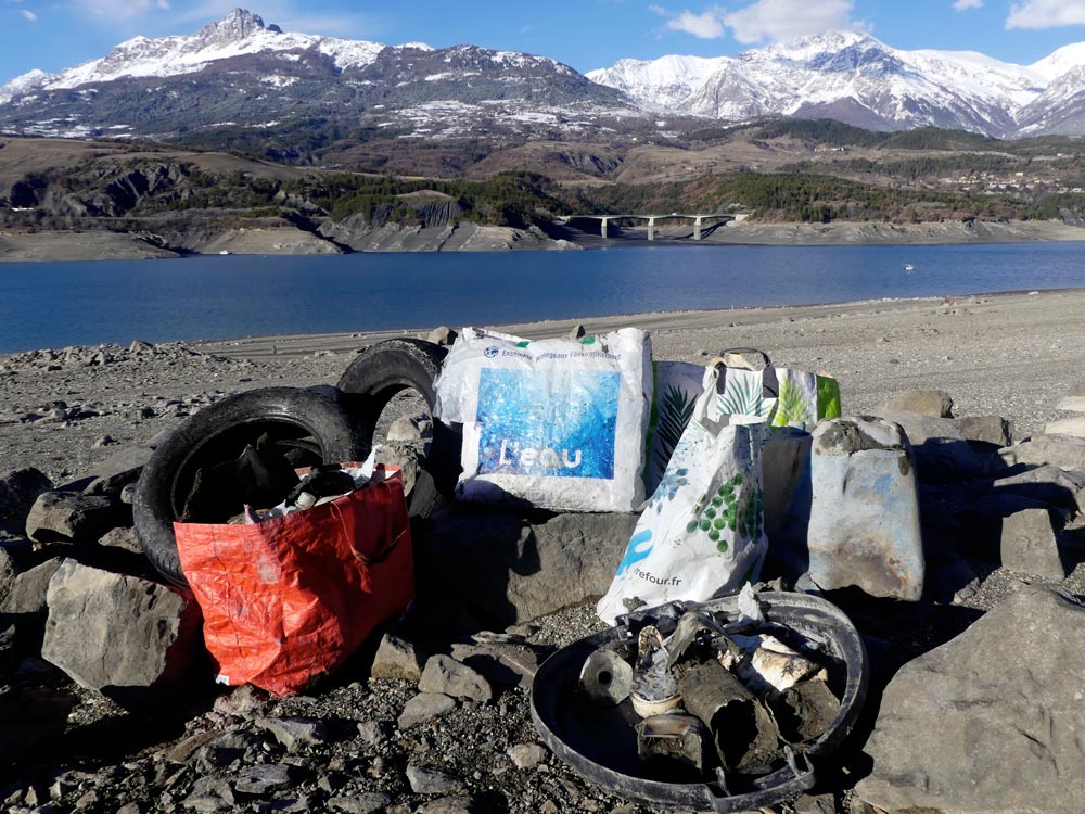 12 000 litres de déchets plastiques, 500 pneus, 5 épaves de petites embarcations… © Jean-Paul Coulomb