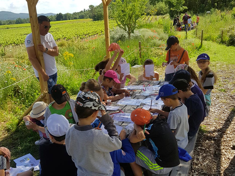 Atelier au coeur du jardin à àpapillons pour les enfants des écoles de Tourves et de Néoules © Sarah Roinac