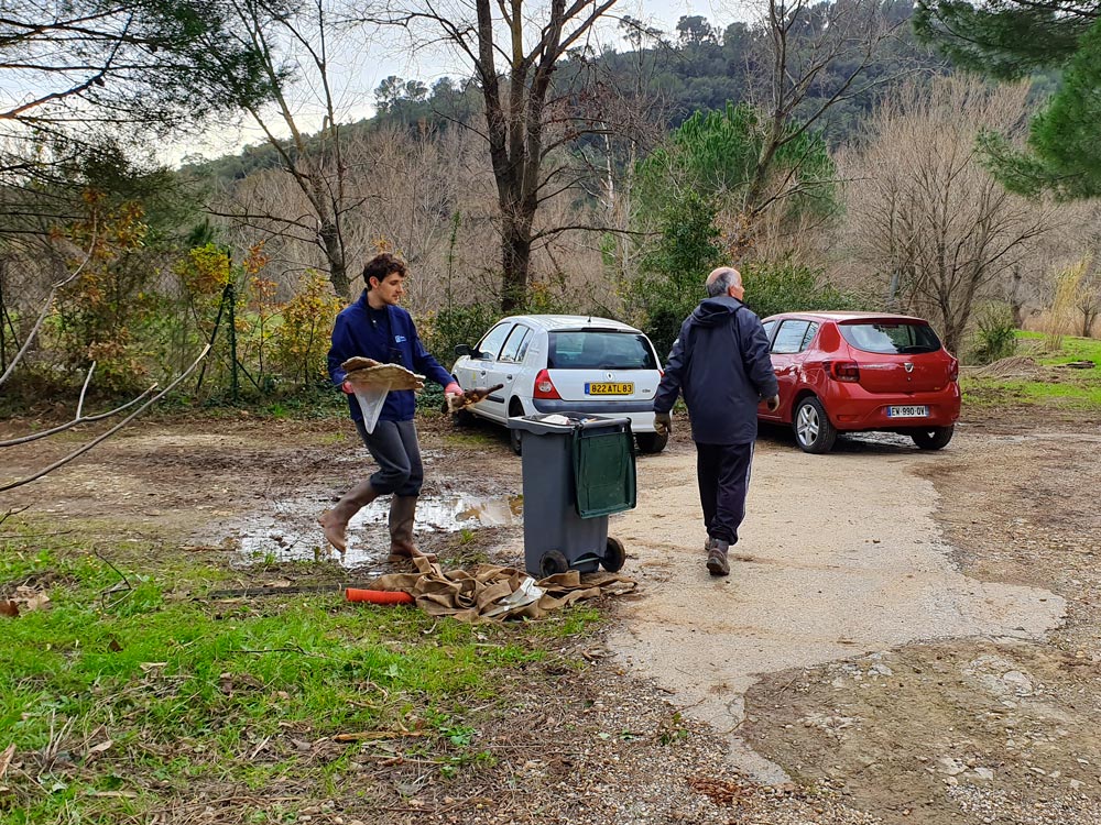 Les bénévoles LPO commençant le travail de rassemblement des déchets © LPO PACA
