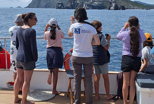 Une classe des Salins d'Hyères embarque pour une sortie de sensibilisation au milieu marin et au respect du vivant - Benjamin KABOUCHE