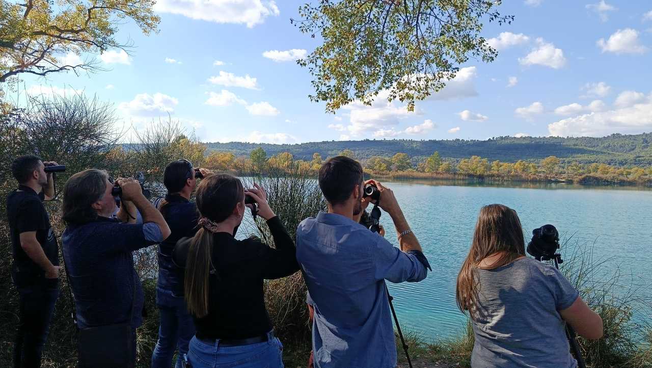 Participants en train d'observer des espèces sur le lac ©F. Peger