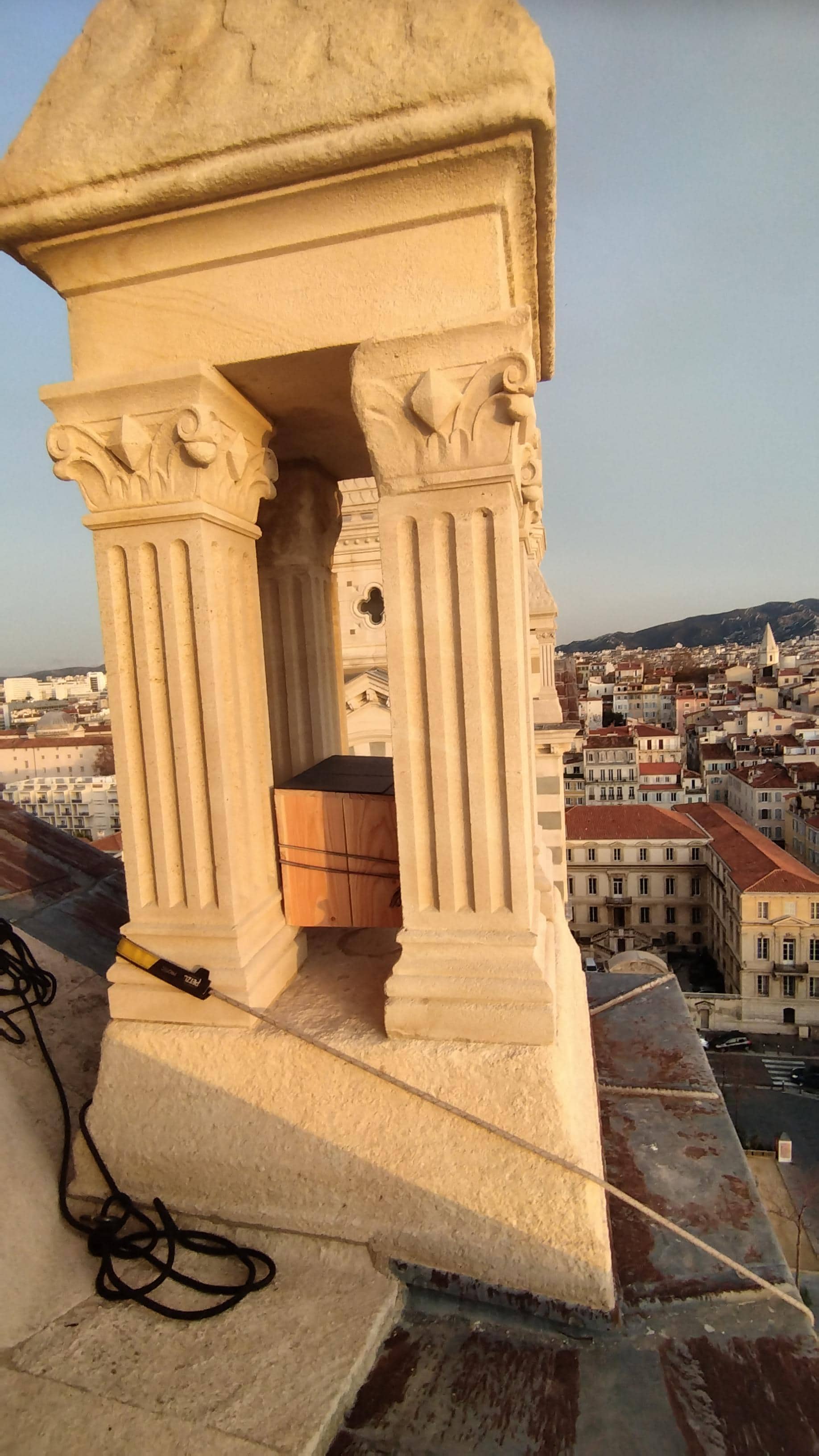 Nichoir à Faucon crécerelle installée sur la cathédrale de la Major, Marseille (c) Bruno Barrallon