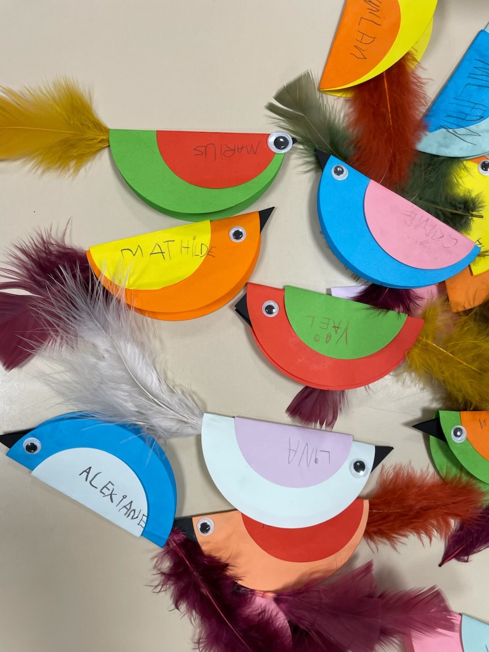 Oiseaux en papier confectionnés par les enfants © Charlotte Springaux