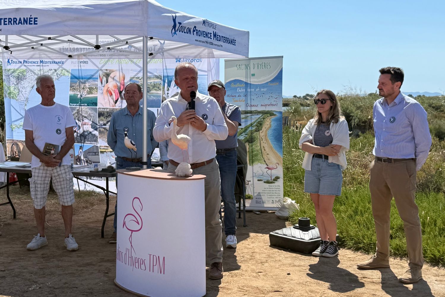 François Fouchier, délégué régional du Conservatoire du littoral, avec Grégory Audibert, 1er adjoint de la Ville d'Hyères et vice-président de la Métropole Toulon Provence Méditerranée, et Tiffany Lagiewski de l'association La Fête de la Nature, aux Salins d'Hyères © LPO PACA - Sarah Bagnis