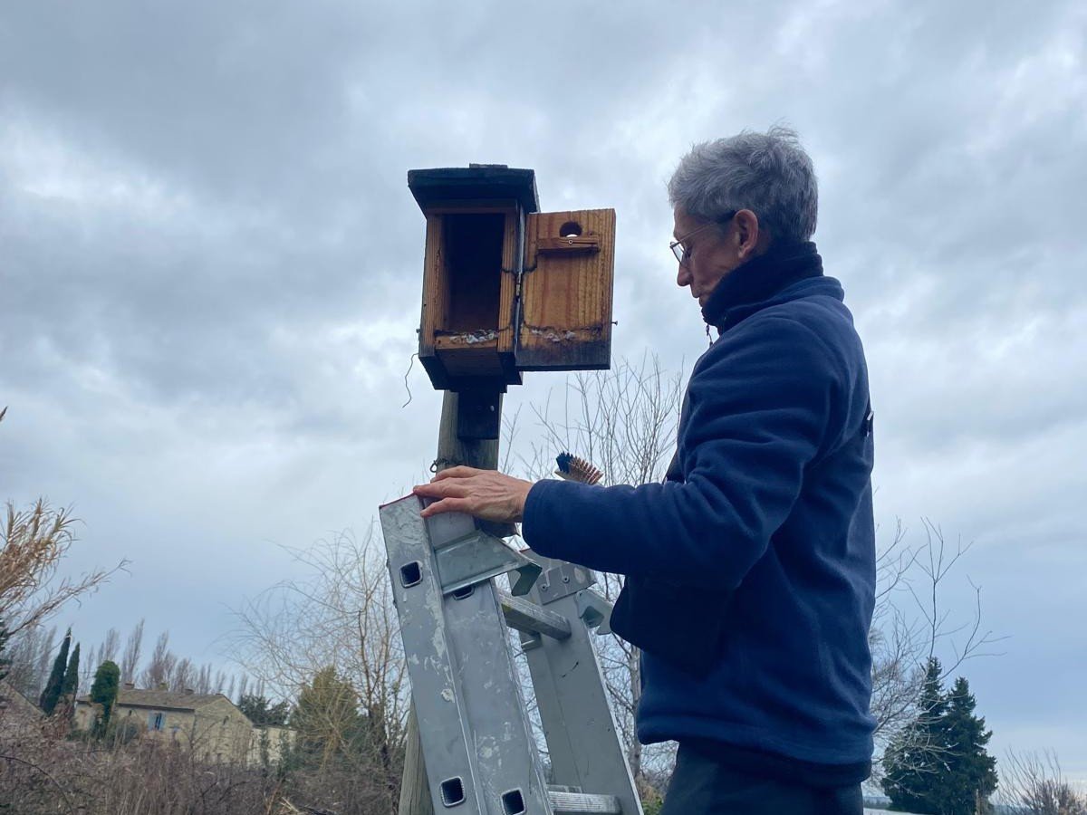 Christophe lors d'un nettoyage de nichoir © Béatrice KOCH