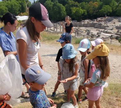 Observation des criquets par les enfants sur le site archéologique de Glanum © Adèle Reynier