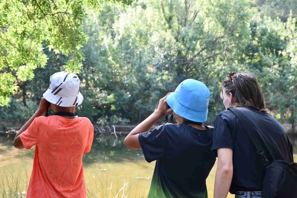 Les jeunes du centre social des Flaments-Iris observent la faune aux jumelles © Caroline Gauthier et Manon Galvier