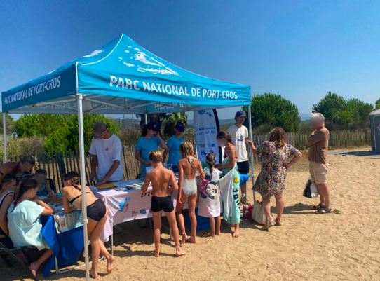 Stand inf'eau mer sur la plage des Vieux Salins à Hyères © Chloé LPO PACA