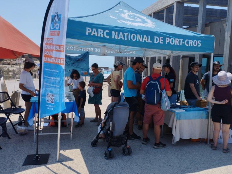 Stand de sensibilisation sur le littoral et le milieu marin © LPO PACA Stand de sensibilisation sur le littoral et le milieu marin © LPO PACA