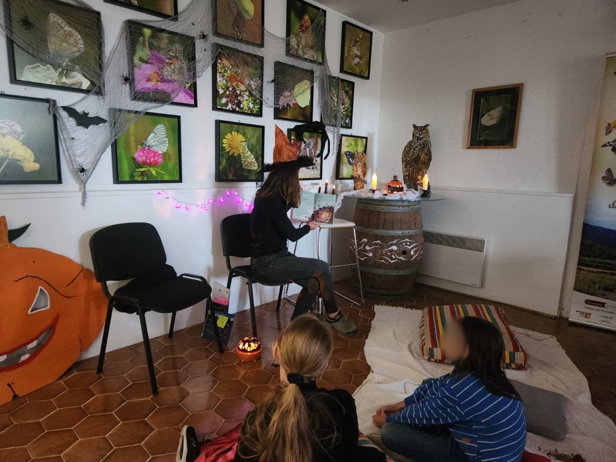 Lecture de contes lors d'Halloween au Château l'Escarelle © LPO PACA - Marie BOETTI