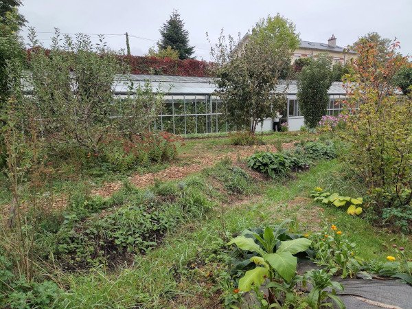 Jardin naturel avec noue végétalisée au centre © LPO - Maëva FELTEN