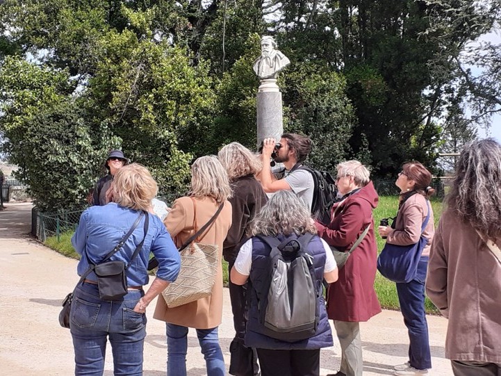 Observation des oiseaux aux jumelles sur le Rocher des Doms © Chistophe N’GUYEN-THE Observation des oiseaux aux jumelles sur le Rocher des Doms © Chistophe N’GUYEN-THE
