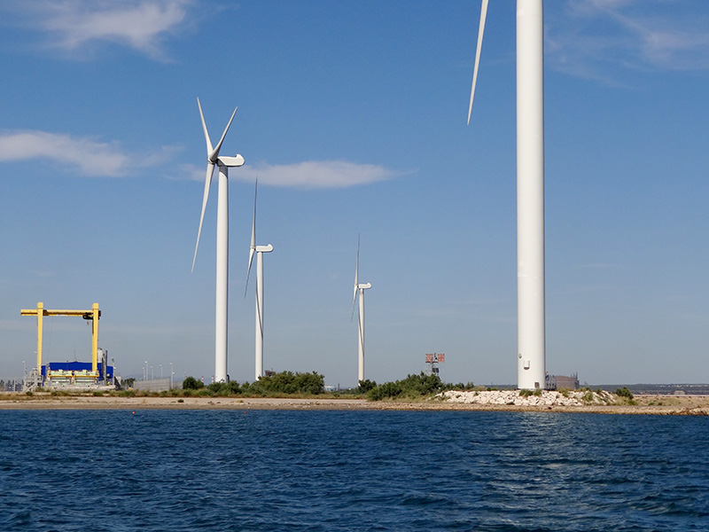 la LPO PACA a accompagné l’installation des éoliennes dans le port méthaniers du Port autonome de Marseille - Photo André Schont